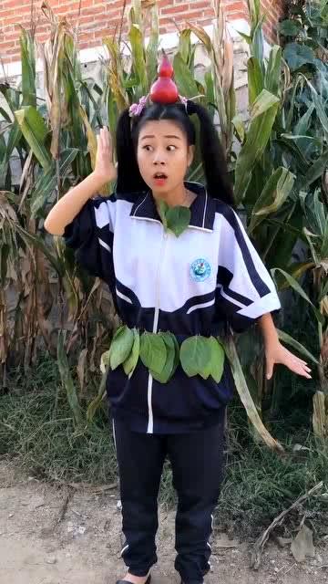  傻妞模仿葫芦娃,水娃的样子太搞笑