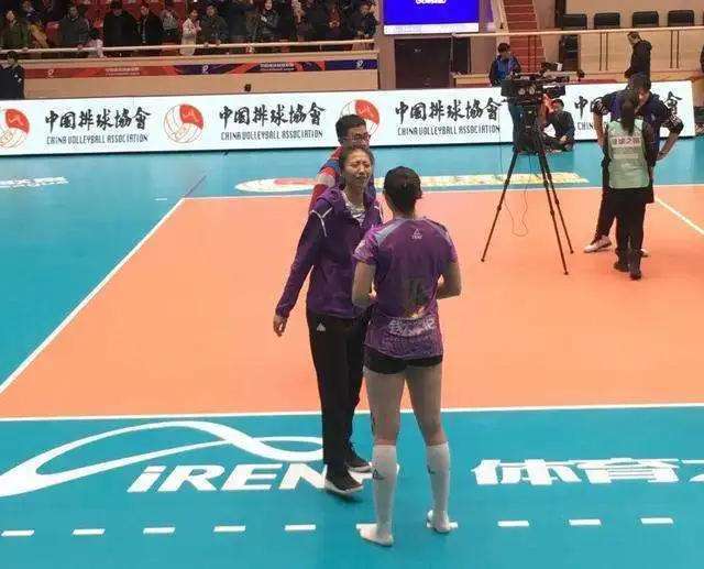  二传大脑丁霞的伤可不比姚迪的轻为什么丁霞能去训练她不去呢
