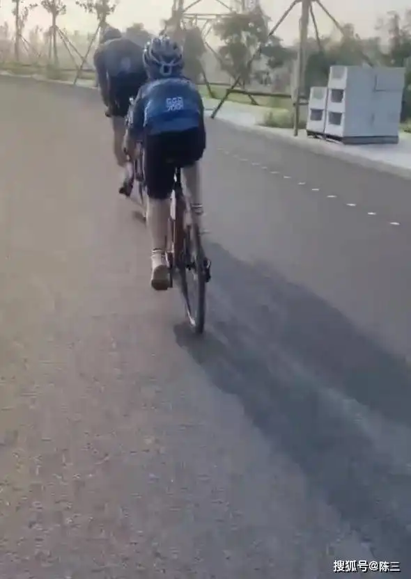  男孩跟随父亲骑行摔倒被碾压身亡,道路疑似未开通,多处疑点曝光