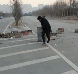  妹子,你不介意的话,我帮你拍吧,保证拍漂漂亮亮的