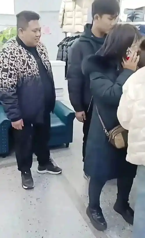  妈妈带解清帅去买衣服,大哥跟随,行走的表情包,又引热议