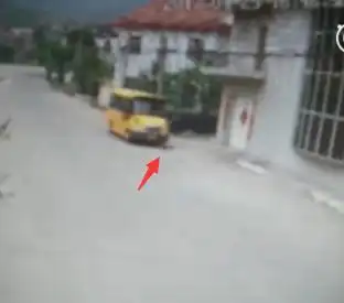 碾死我表情包幼儿园校车