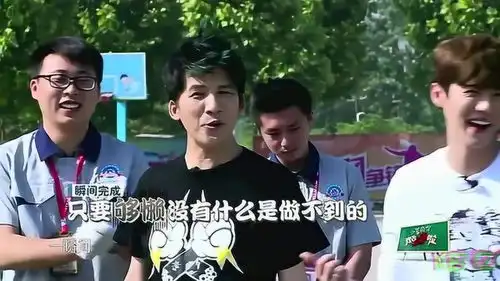  鹿晗换轮胎好厉害,大张伟却偷懒啥也不干,鹿晗表情不自然