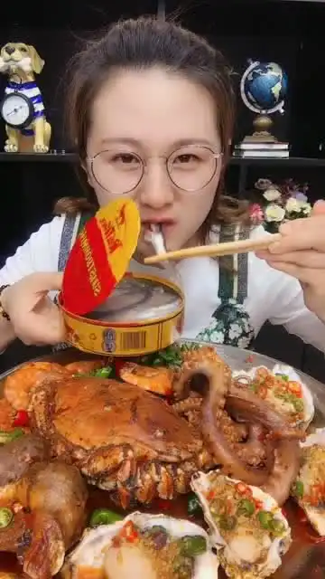  美食吃播鲱鱼罐头无表情吃