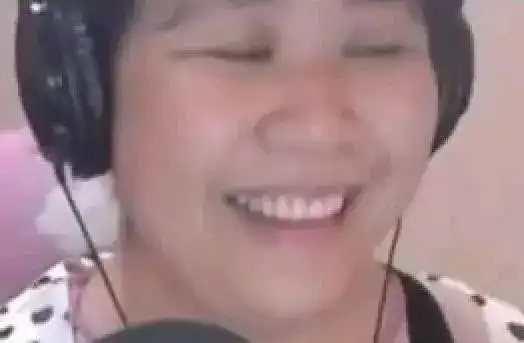  刷10万可见一面的斗鱼主播意外露脸,小姐姐秒变50岁大妈宅男崩溃...