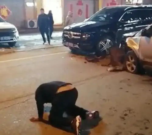  辽宁一男子撞坏奔驰,当街磕头求原谅,兄弟我给你跪下