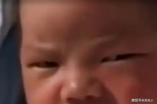  出生不久的男宝,听见隔壁女宝的哭声,接下来的小表情亮了