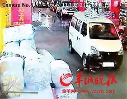 两车先后碾压2岁女童10余路人见死不救 两车先后碾压2岁女童10余路人见死不救