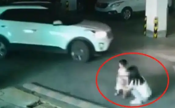  心痛母女车库遭suv碾压,司机倒车再碾女童致死,妈妈无助抱娃