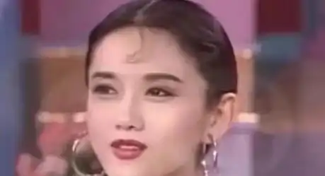  63岁杨丽萍湖中拍摄险摔倒表情错愕动作乱,被多名异性搀扶上岸