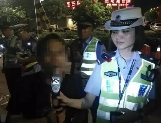 90后老了表情包女警