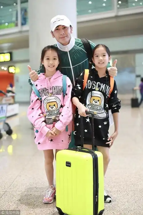 一言不合就亲亲张伦硕钟丽缇当俩女儿面热吻女儿考拉表情亮了  一言不合就亲亲张伦硕钟丽缇当俩女儿面热吻女儿考拉表情亮了