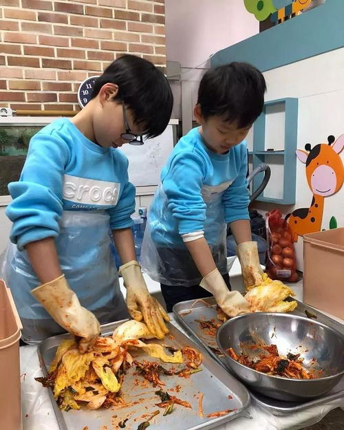  宋家三胞胎近照曝光,宋民国长高变帅不少,脸小眼睛大真的超可爱