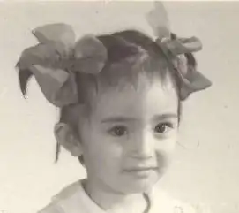  杨幂爸爸晒女儿幼时照片做表情包调侃还是小幂好看