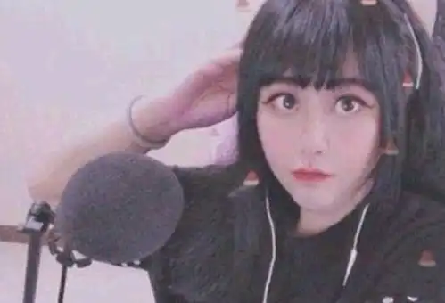 给乔碧萝刷10万礼物的男粉找到了采访时表示夜不成寐,太丢脸