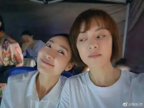  甄嬛传陶昕然晒合照为孙俪庆生,相识11年姐妹情深让人羡慕