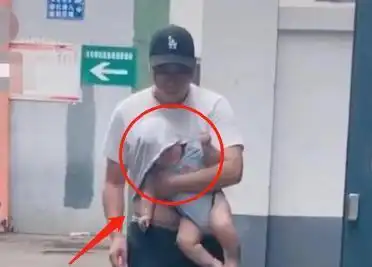  坑爹老爸带娃躲雨火了,当镜头放大后,宝宝脸上的表情是亮点