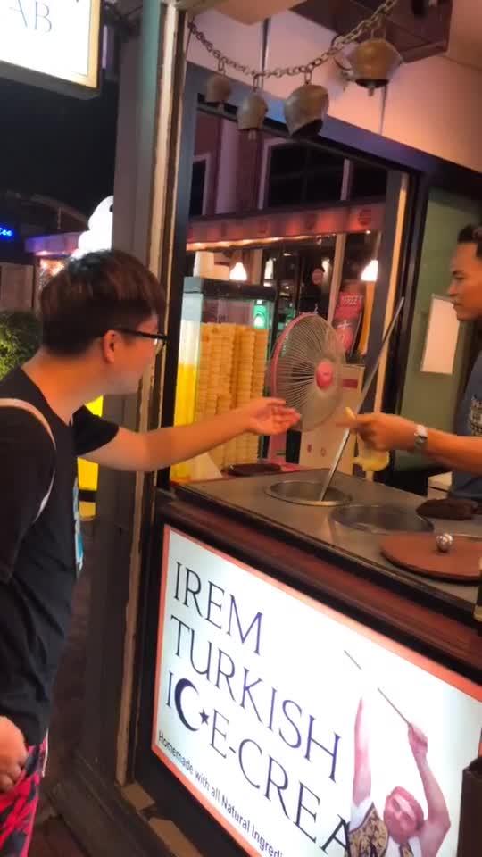  特色冰淇淋,看着小哥懵逼的表情,我乐了