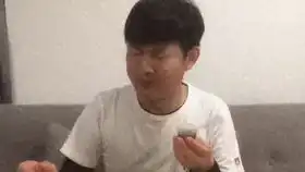  小伙在家吃鸡吃到表情扭曲,海南鸡饭真香