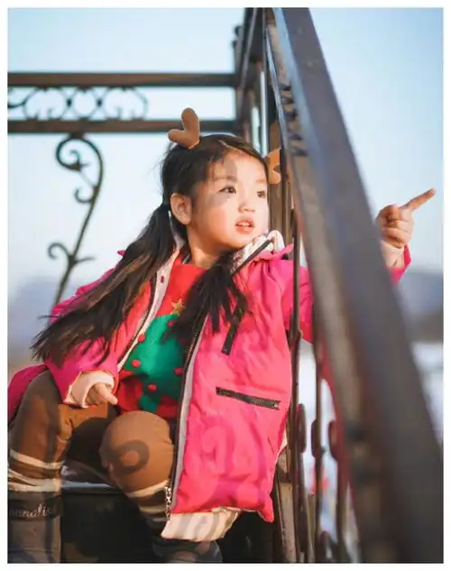  董力女儿才是整容式长大,小时候撞脸小黄鸭,如今美成小仙女