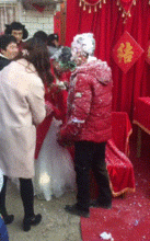  搞笑gif趣图妹子,咱公共场合注意形象,后面大爷表情多嫌弃呀,长点心吧