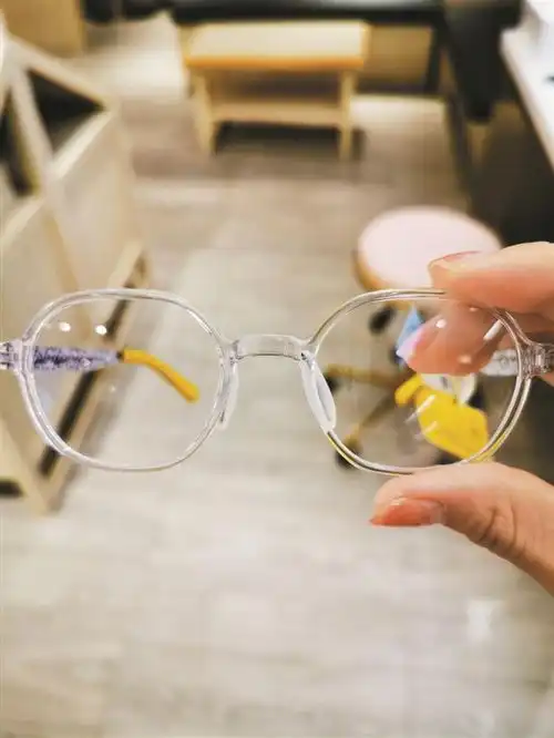  防蓝光眼镜能预防近视专家缺乏科学依据